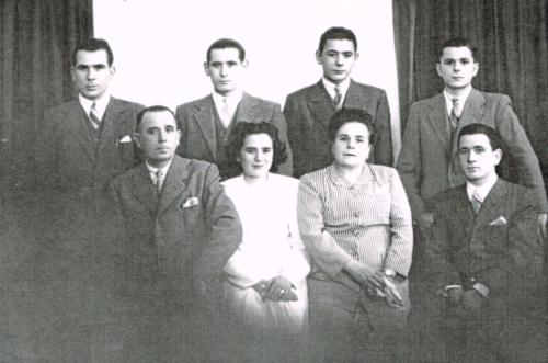 Fotografía Familiar con la segunda generación – hijos ( Pascual , Jacinto , Angel , Paulino , Amelia y Juanito)