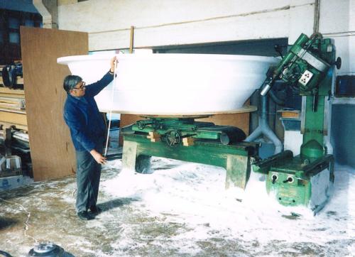 Ángel trabajando en el nuevo taller