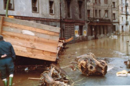 Situación de la calle donde se ubicaba el taller de Paulino Sorarrain durante las inundaciones, 1983