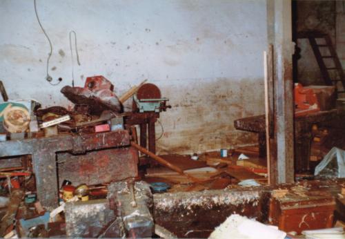 Destrozos como consecuencia de las inundaciones en el interior del taller Paulino Sorarrain, 1983