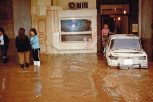 Situación de la calle donde se ubicaba el taller de Paulino Sorarrain durante las inundaciones, 1983