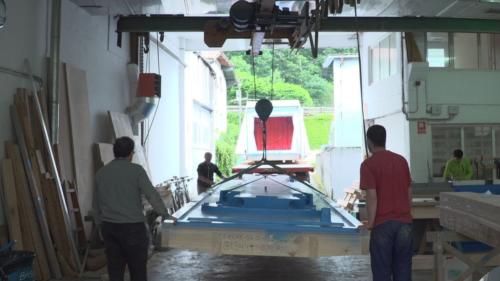 Trabajadores cargando piezas en el taller actual 